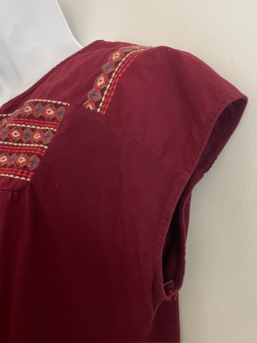 Eddie Bauer Tribal Embroidery Cotton T-shirt Cap Sleeve Boho Maroon Wine - Picture 7 of 8